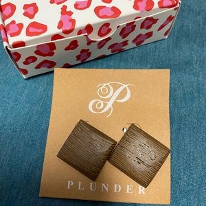 Plunder large stud earring